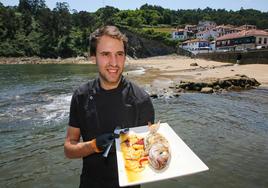 Pedro Chacón, de El Uría,en Tazones, con un besugo al horno.