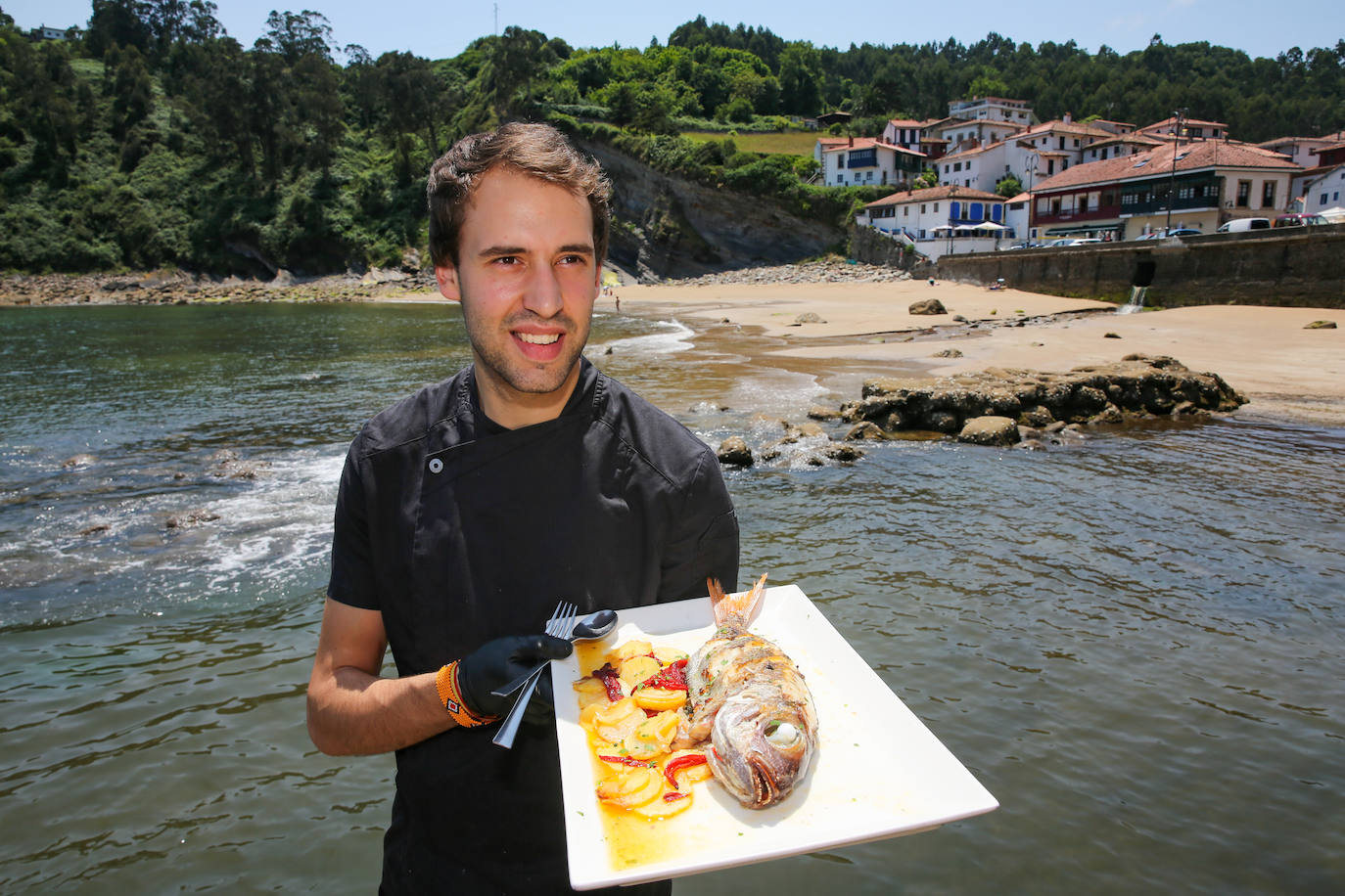 Pedro Chacón, de El Uría,en Tazones, con un besugo al horno.