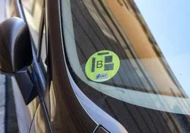 Una etiqueta ambiental en el parabrisas de un vehículo en Gijón.