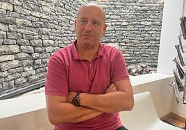 El alcalde de Aller, Juan Carlos Iglesias (PSOE), en la Casa de Cultura de Moreda.