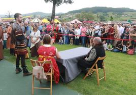 Representación teatral a cargo de los vecinos de Llanera. En ella se explicó el origen histórico de la fiesta de los Exconxuraos.