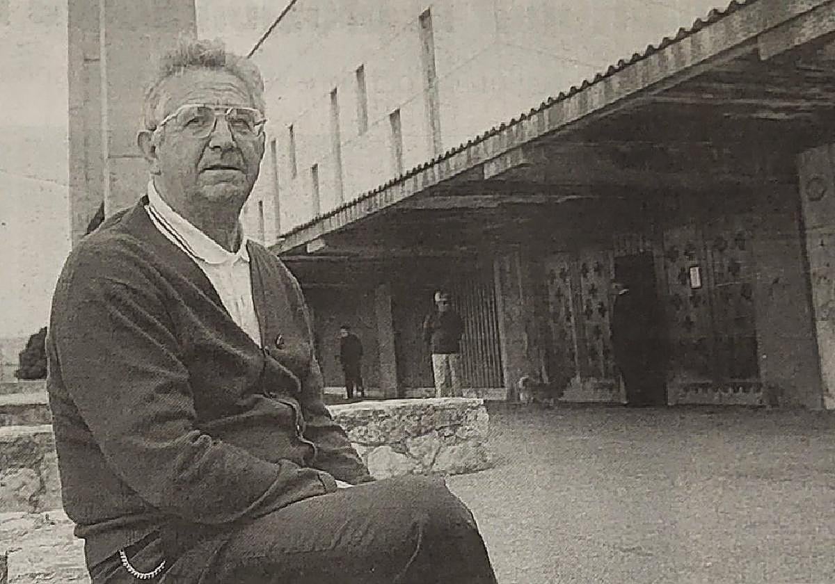 'Monchu' sentado de la Iglesia de San Pablo en La Luz.