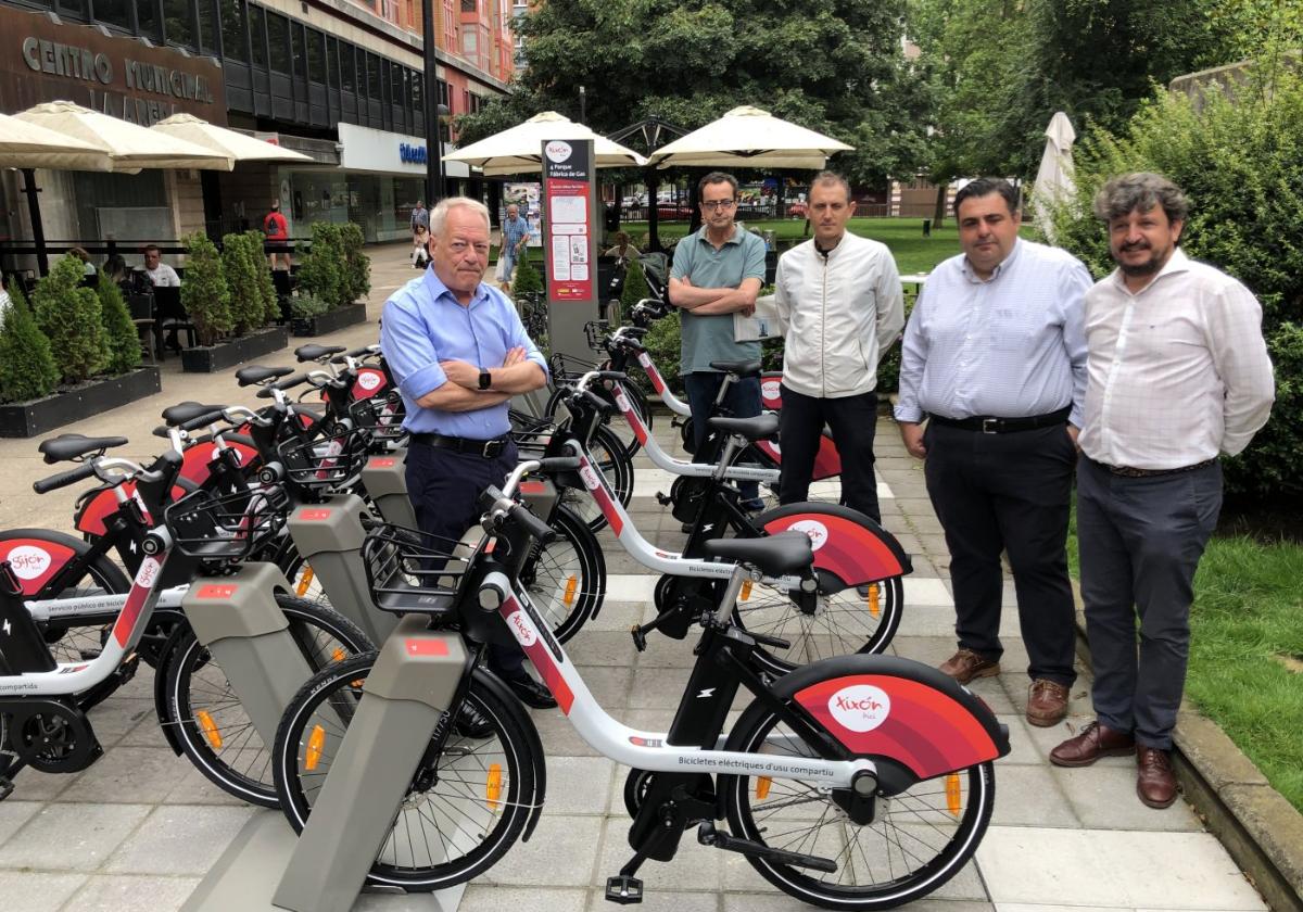 Aurelio Martín, Cosme García, Fernando García, Pelayo Barcia y Mariano Pérez, con las nuevas bicicletas, en el parque de la Fábrica del Gas.