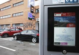 Mensaje que aparecía hasta ahora en los parquímetros a los dueños de vehículos sin posibilidad de obtener distintivo ambiental.