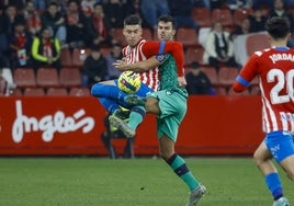 Milovanovic, durante la visita del Levante a Gijón, protegiendo un balón.