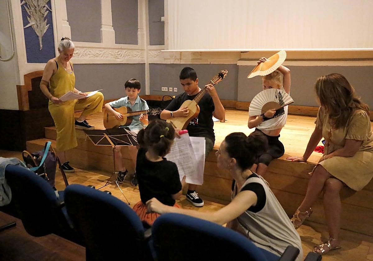 Formadores y participantes del taller infantil de guitarra barroca que tuvo lugar por la mañana en el Antiguo Instituto.