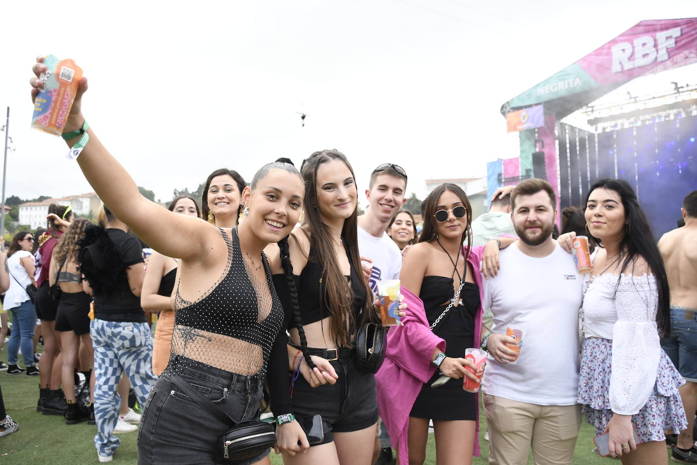 Explosión de ritmo y color en el cierre del Reggaeton Beach en Avilés