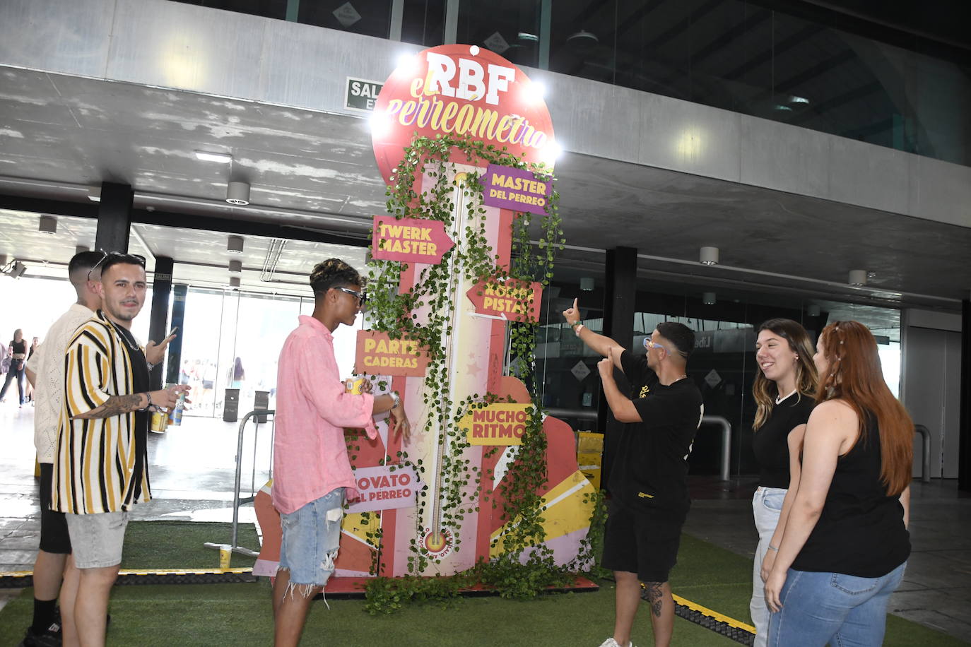 Explosión de ritmo y color en el cierre del Reggaeton Beach en Avilés