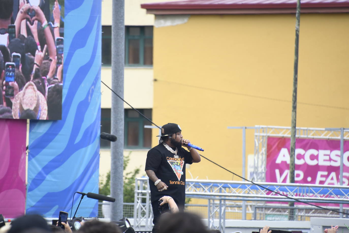 Explosión de ritmo y color en el cierre del Reggaeton Beach en Avilés