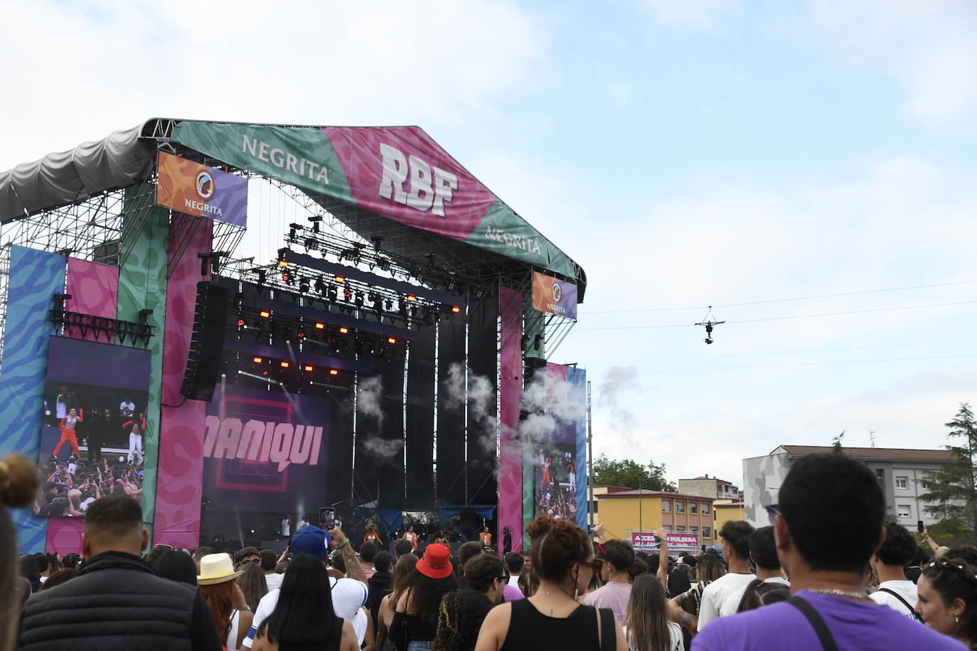 Explosión de ritmo y color en el cierre del Reggaeton Beach en Avilés