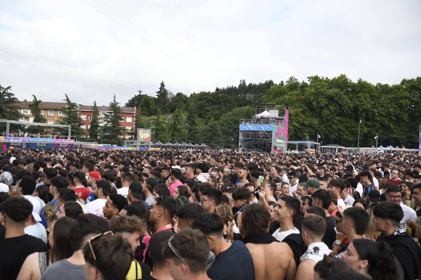 Explosión de ritmo y color en el cierre del Reggaeton Beach en Avilés