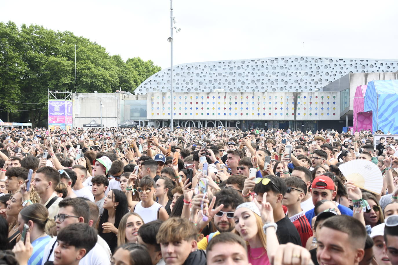 Explosión de ritmo y color en el cierre del Reggaeton Beach en Avilés