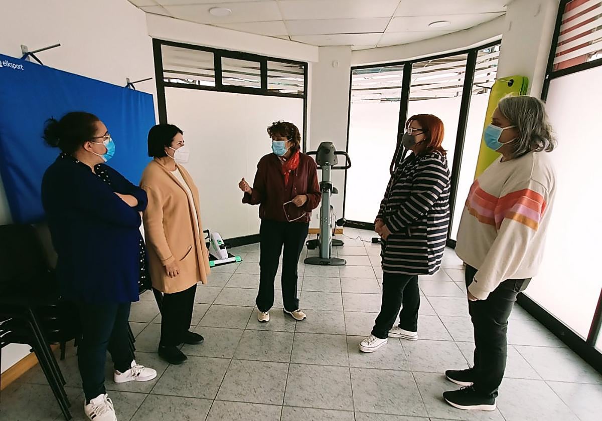 La directora, Susana Tardón, junto a varios facultativos y pacientes en el nuevo centro de salud mental.