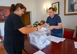 Lilian Galán, única mujer celadora de la Montaña de Covadonga, durante la votación.