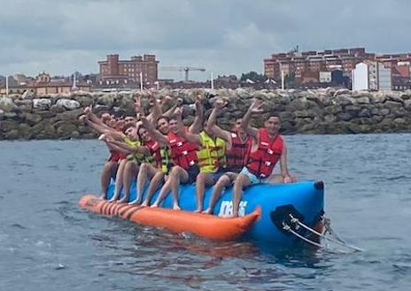 Imagen secundaria 1 - 1) El grupo de participantes en una inmersión nocturna, con José dos Anjos, presidente del club. (Foto: José Simal) 2) Alumnos del IES Ribera del Tajo de Talavera de la Reina (Toledo), a bordo del 'banana boat'. 3) Eduardo Sahagún hace la seña deñ 'todo bien' desde el mar (Foto: José Simal).