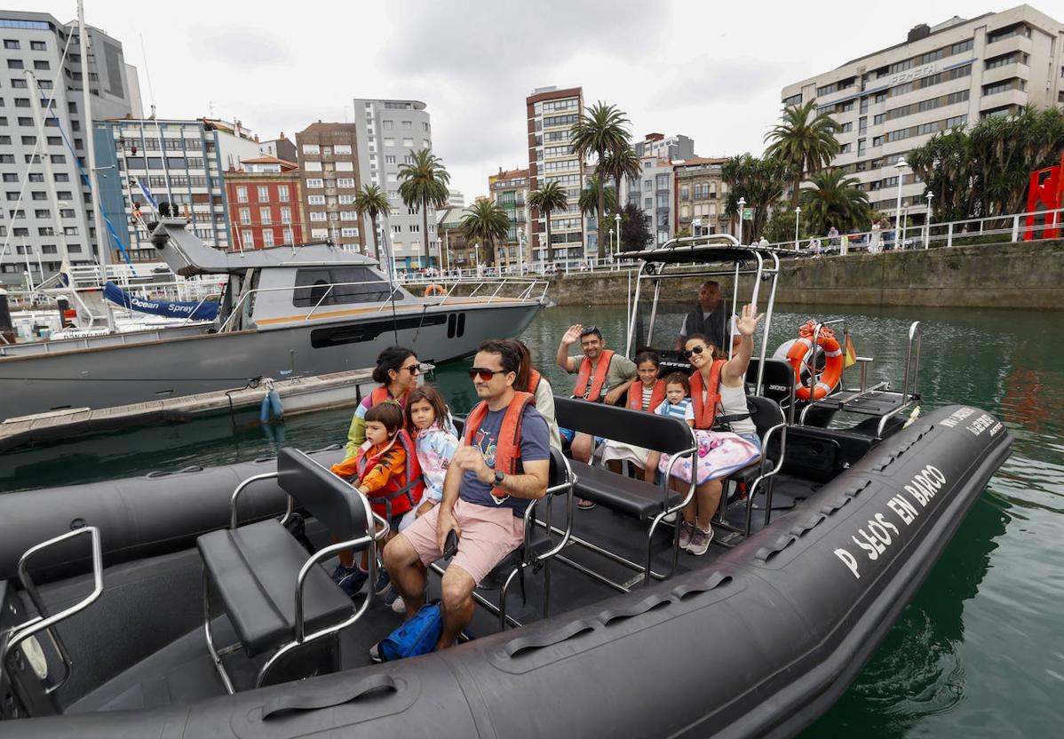 Dos familias de Madrid y Estados Unidos, sobre el bote neumático.