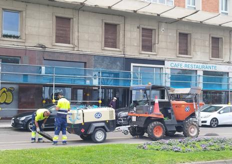 Imagen secundaria 1 - La circulación de bicis por el Muro de Gijón ya ha vuelto al carril que había antes de la pandemia