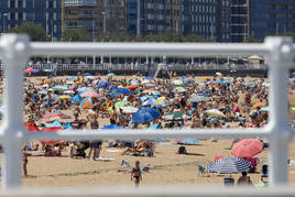 Bañistas en la playa de San Lorenzo, en Gijón.