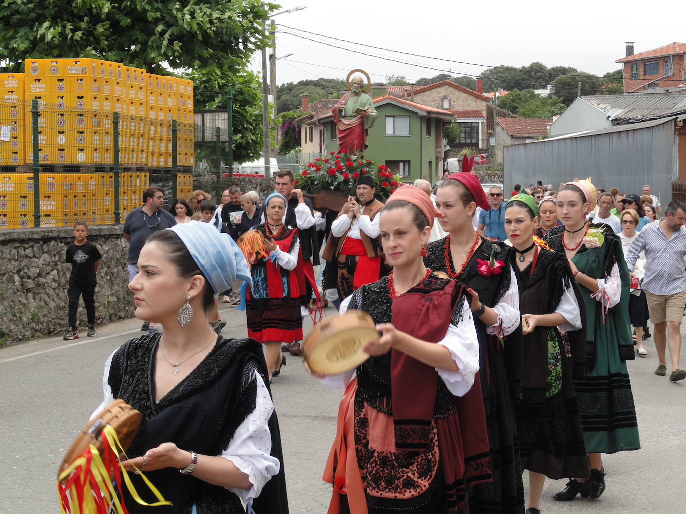 Medio centenar de mozas de marcharon por delante de las andas con la imagen de San Pedro.