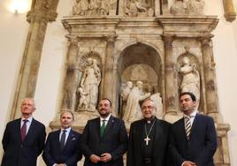 De izquierda a derecha, el presidente de la Fundación Valdés Salas, Joaquín Lorences; el rector de la Universidad de Oviedo, Ignacio Villaverde; el presidente en funciones del Principado, Adrián Barbón; el arzobispo de Oviedo, Jesús Sanz Montes; y el alcalde de Salas, Sergio Hidalgo, en la presentación de la nueva imagen del mausoleo de Fernando Valdés Salas, en la Colegiata Santa María la Mayor, de Salas.