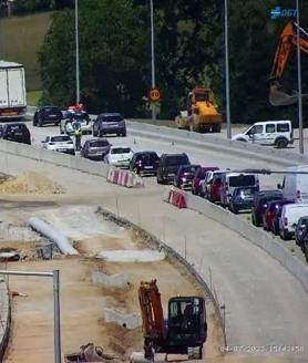 Imagen secundaria 2 - Un choque entre un camión y un coche vuelve a colapsar la autopista &#039;Y&#039;