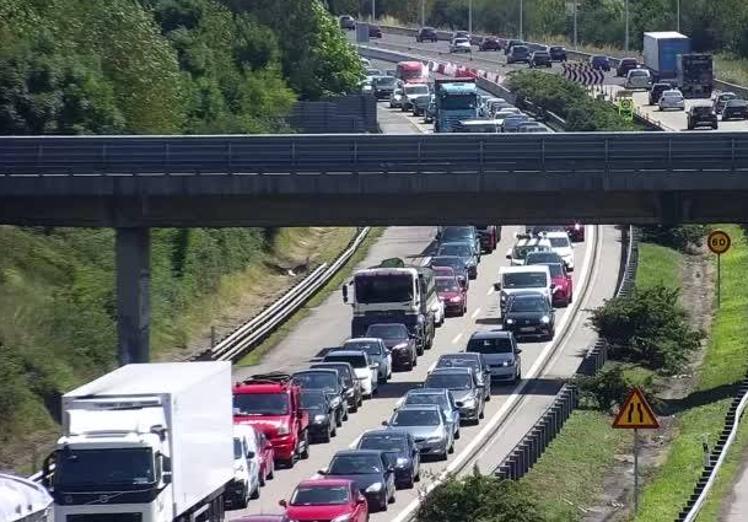 Imagen principal - Un choque entre un camión y un coche vuelve a colapsar la autopista &#039;Y&#039;