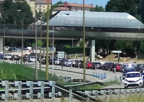 Imagen secundaria 1 - Un choque entre un camión y un coche vuelve a colapsar la autopista &#039;Y&#039;