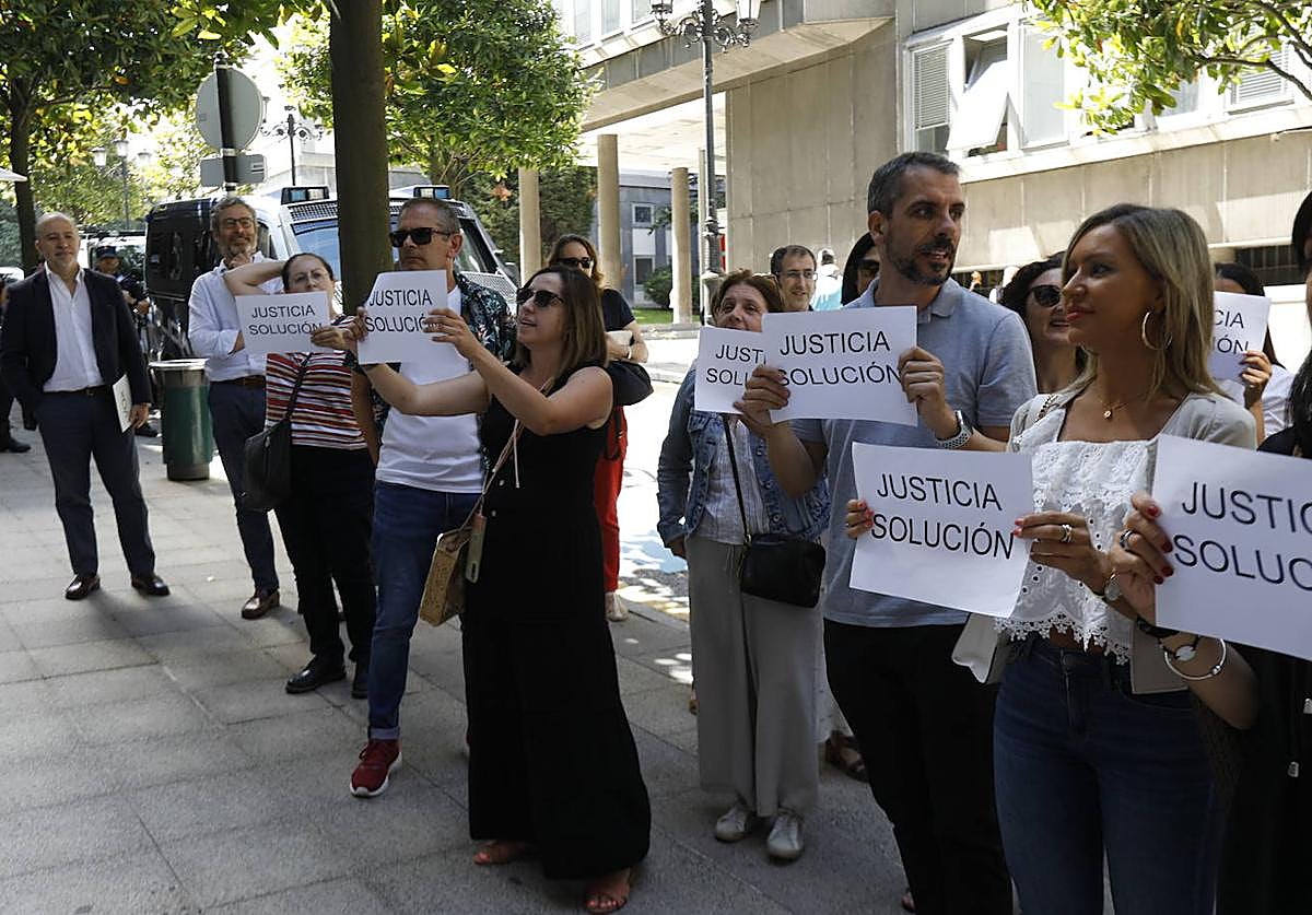 Protesta de funcionarios de Justicia ante la sede de la FSA.