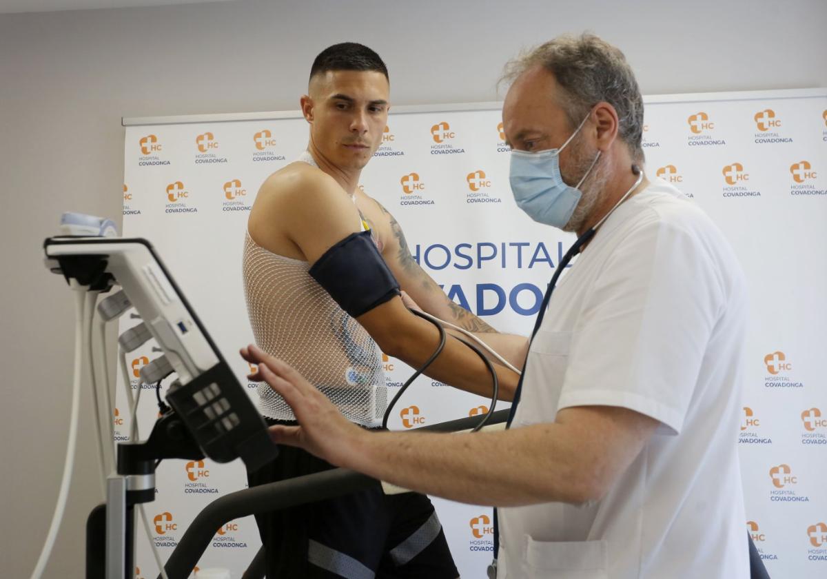 Djuka, ayer, siendo sometido a una de las pruebas médicas en el Hospital Covadonga.