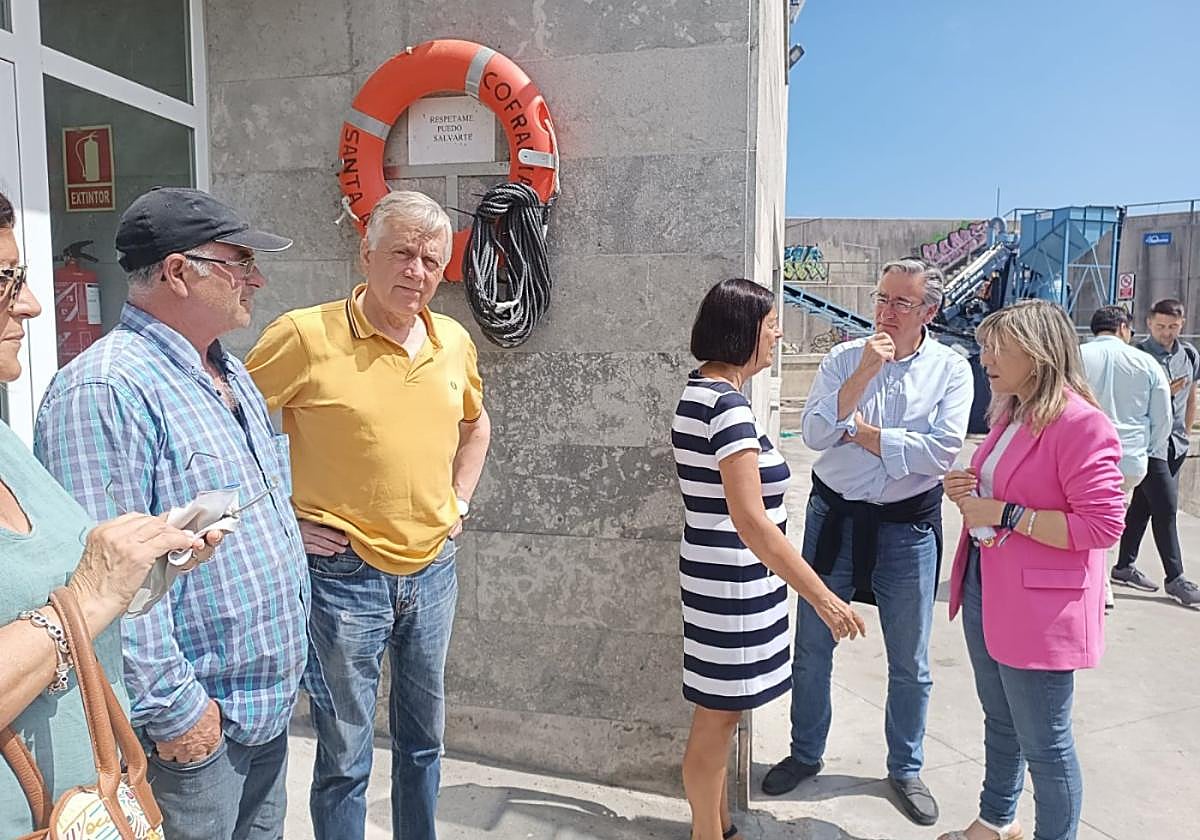 Esther Llamazares y Pablo González, con miembros de la Cofradía.