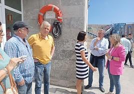 Esther Llamazares y Pablo González, con miembros de la Cofradía.