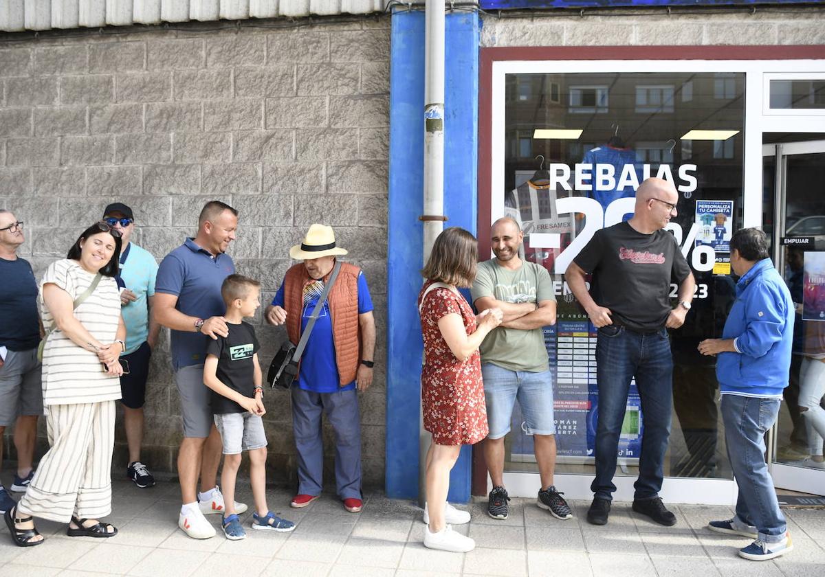 Los primeros socios en renovar su recibo antes de la apertura de la tienda del Suárez Puerta.