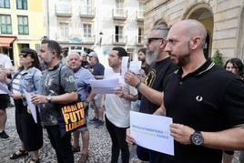 Protesta ante el Ayuntamiento de Gijón.