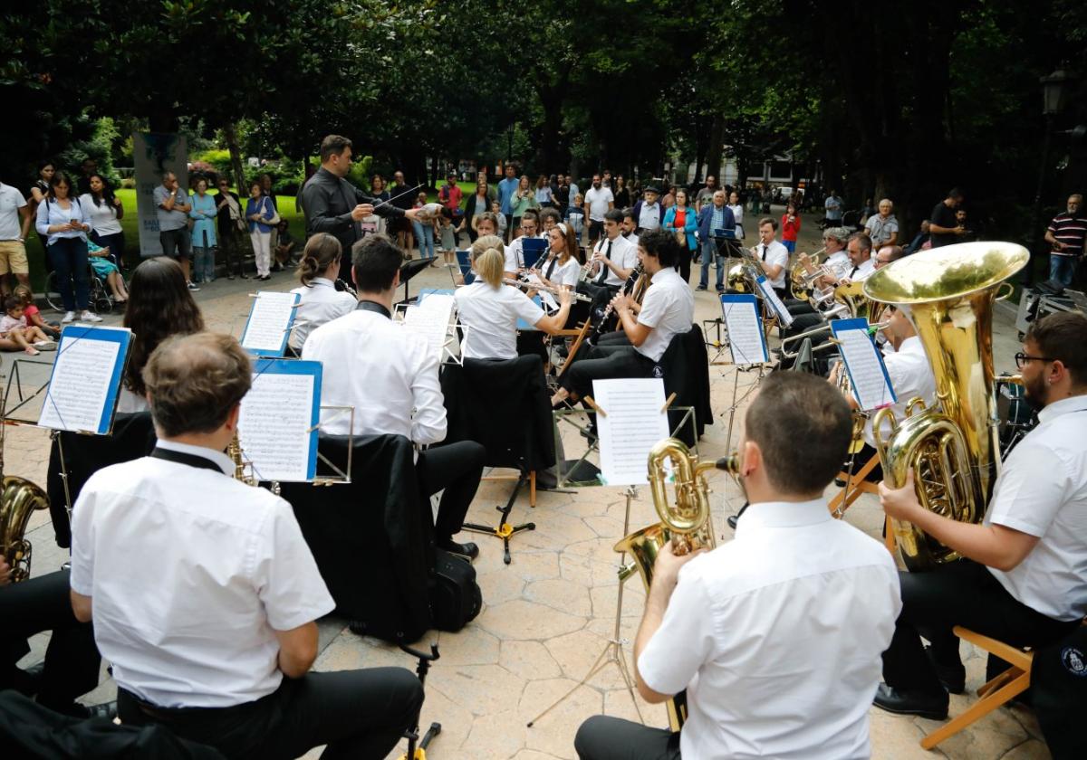 David Colado dirige a la Banda de Música Ciudad de Oviedo en pleno paseo de la Rosaleda.