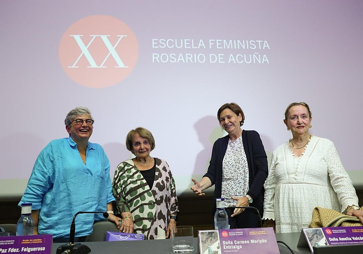 Ana González, Paz Fernández Felgueroso, Carmen Moriyón y Amelia Valcárcel, en la Escuela Feminista Rosario de Acuña.