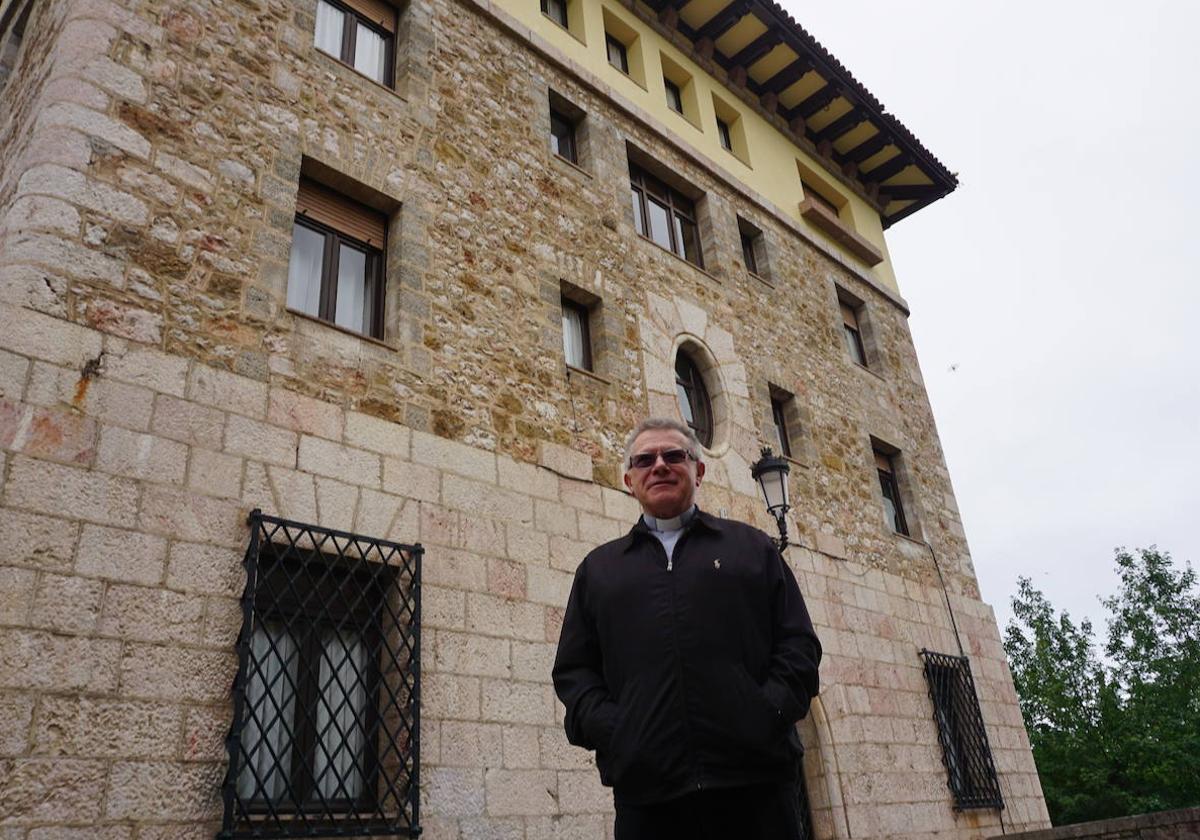 El abad, Adolfo Mariño, este jueves, ante el antiguo Hostal Favila, inmueble que albergaba la Escolanía.