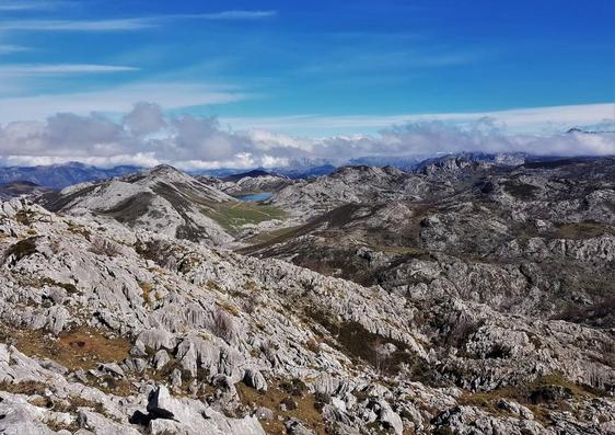 El lago Enol, uno de los emblemas de Picos de Europa, reluciendo entre rocas al inicio de la ruta que lleva al alto de los Gurbiñales.