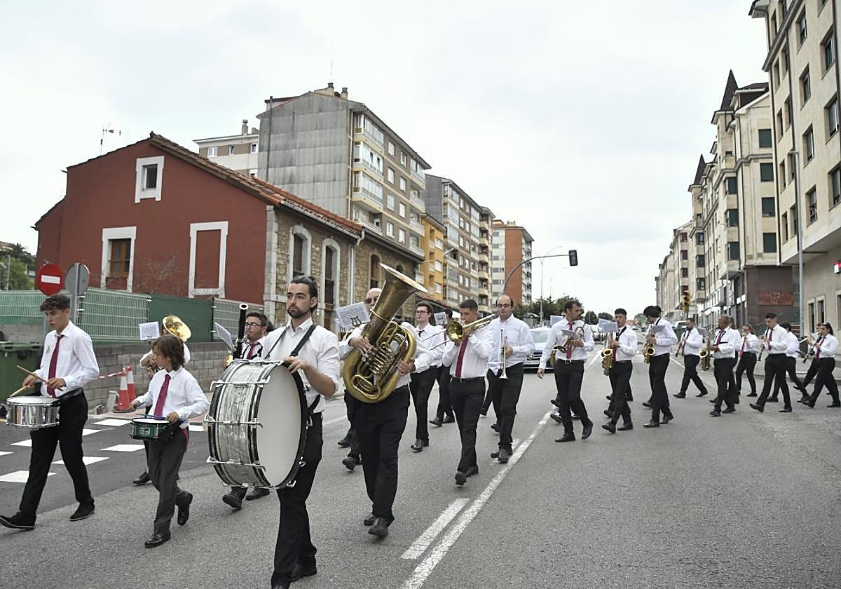 La Agrupación Musical de Corvera puso música al inicio de las fiestas de Las Vegas.