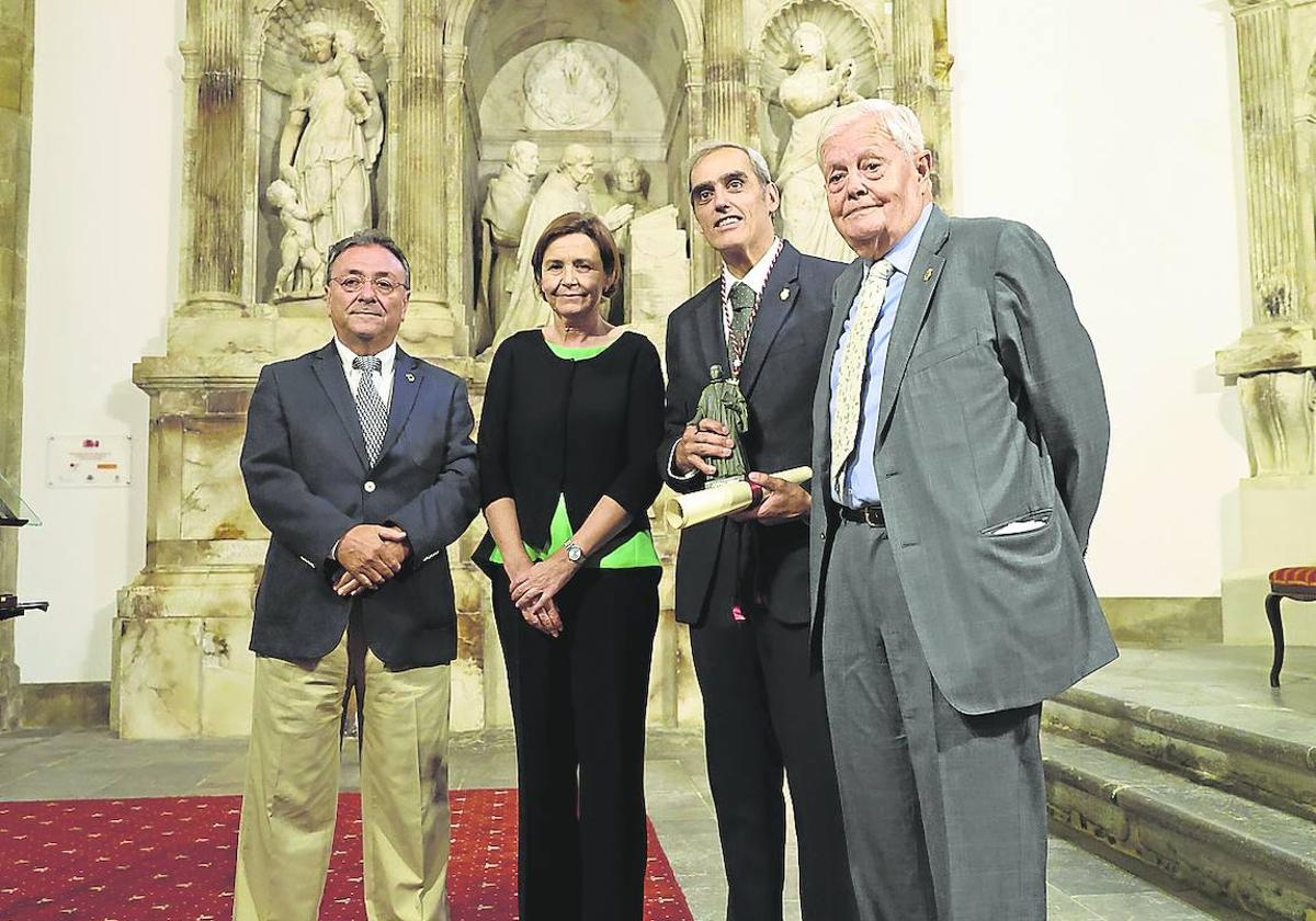 Orlando Moratinos, Carmen Moriyón, Jacobo Cosmen e Ignacio García-Arango, con el mausoleo de Fernando Valdés al fondo.