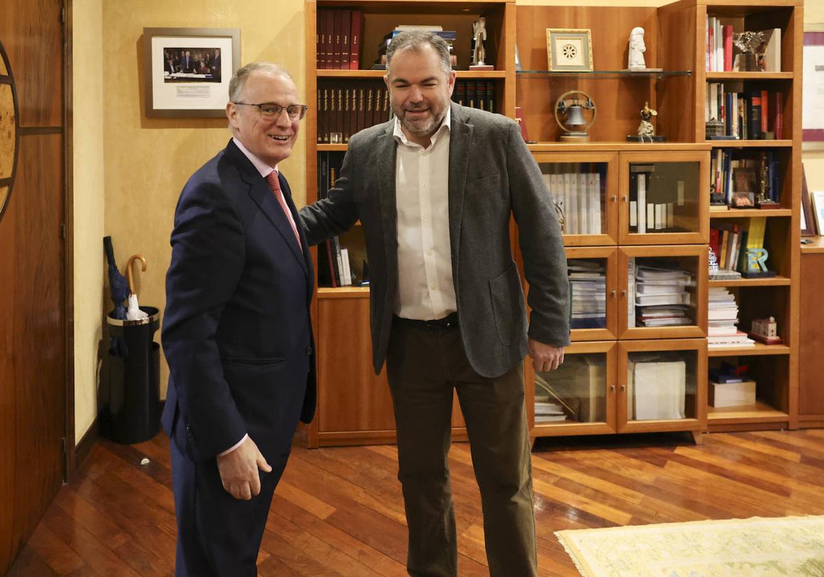 Diego Canga y Carlos Paniceres, en la visita del líder popular a la Cámara de Comercio de Oviedo en diciembre de 2022.