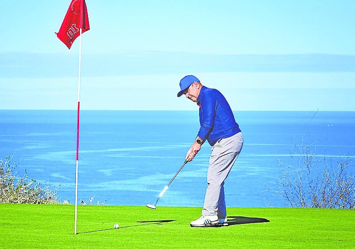 Un golfista patea en el Golf Municipal de Llanes.