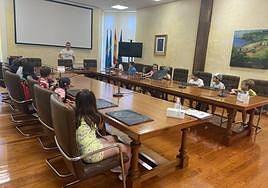 El alcalde, Iván Fernández, con los niños en el salón de plenos.
