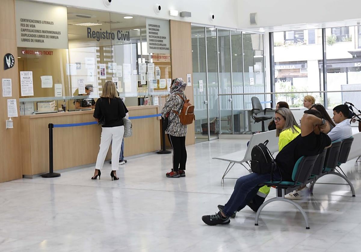 Usuarios en el Registro Civil de los juzgados de Gijón, ya en plena actividad.
