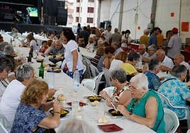 La carpa que se instaló en la plaza de Los Maestros de Las Vegas se llenó de vecinos, que disfrutaron de una ración de paella.