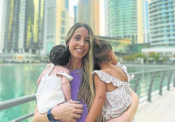 Nadia con Sofía, de dos años, y Nico, de dos meses, en brazos.