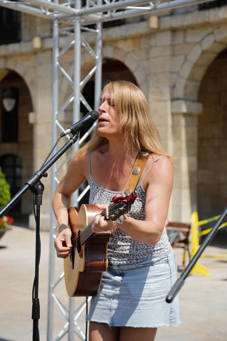 «Ni un paso atrás»: Avilés clama por los derechos LGTBI