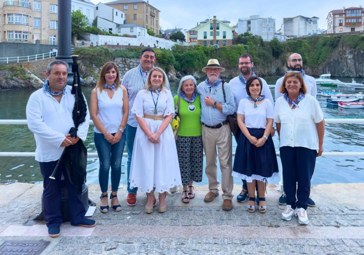 John Ford y su mujer, María Teresa González, junto al alcalde y miembros del equipo de organización de las fiestas.