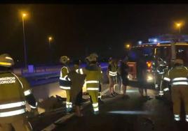 Los bomberos de Alcorcón, durante la intervención tras al choque frontal que acabó con la vida de Juan Fernández en la M-50.