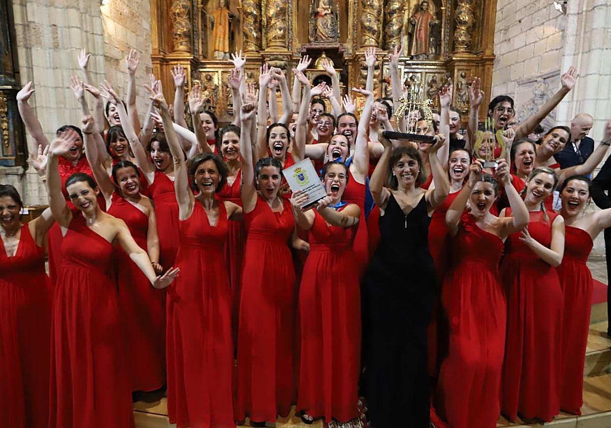 Ganadoras. La agrupación dirigida por Elena Rosso, exultante tras su triunfo indiscutible.