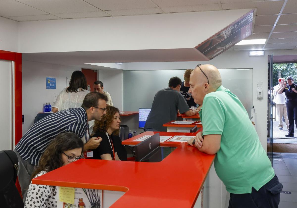 Varios seguidores del Sporting renuevan su abono el pasado sábado, primer día de la campaña.